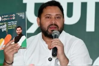 तेजस्वी यादव चुनावी रैली में जनता को संबोधित करते हुए, महिलाओं और किसानों के लिए नई योजनाओं का ऐलान करते हुए।