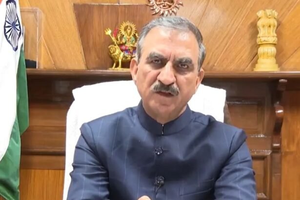 मुख्यमंत्री सुखविंदर सिंह सुक्खू हिमाचल की बेटी और भारतीय महिला क्रिकेटर रेणुका ठाकुर को सम्मानित करते हुए या उनके लिए 1 करोड़ रुपये की पुरस्कार राशि की घोषणा करते हुए।