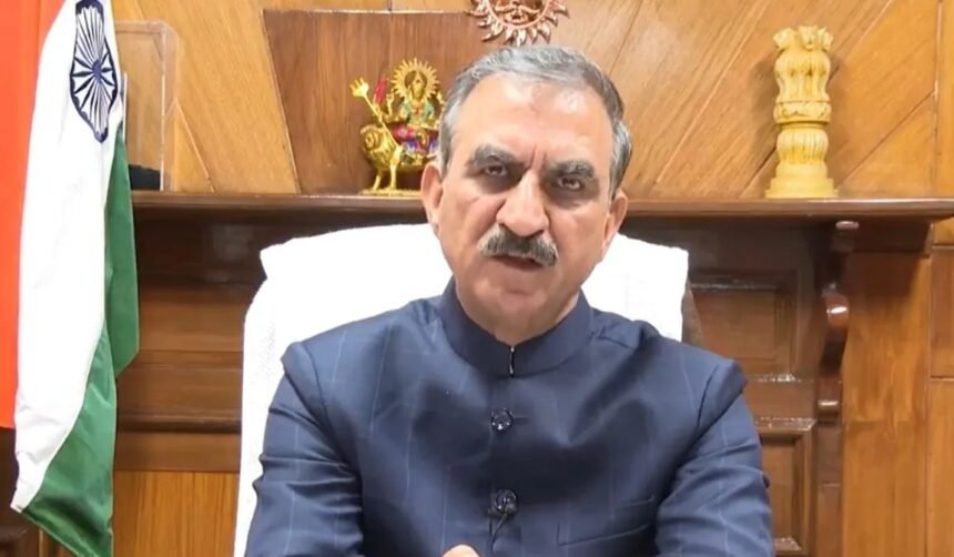 मुख्यमंत्री सुखविंदर सिंह सुक्खू हिमाचल की बेटी और भारतीय महिला क्रिकेटर रेणुका ठाकुर को सम्मानित करते हुए या उनके लिए 1 करोड़ रुपये की पुरस्कार राशि की घोषणा करते हुए।