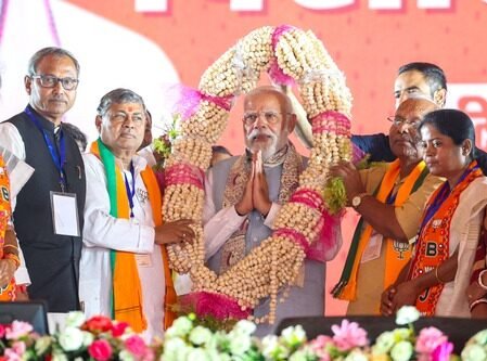 भारत-अमेरिका सैन्य सहयोग समूह की 22वीं बैठक में दोनों देशों के वरिष्ठ सैन्य अधिकारी आपस में चर्चा करते हुए।