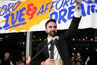 जोहरान ममदानी न्यूयॉर्क सिटी के पहले मुस्लिम मेयर बनते हुए जीत का जश्न मनाते हुए