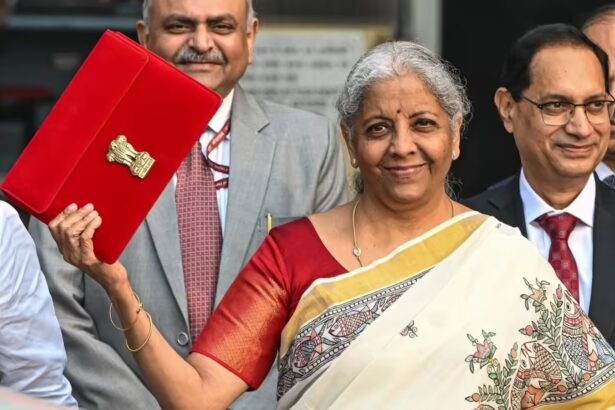 वित्त मंत्री निर्मला सीतारमण दिल्ली स्कूल ऑफ इकोनॉमिक्स में छात्रों को संबोधित करते हुए भारत की अर्थव्यवस्था को दुनिया की तीसरी सबसे बड़ी बनाने का रोडमैप बताती हुई।