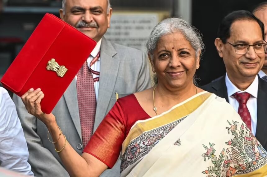 वित्त मंत्री निर्मला सीतारमण दिल्ली स्कूल ऑफ इकोनॉमिक्स में छात्रों को संबोधित करते हुए भारत की अर्थव्यवस्था को दुनिया की तीसरी सबसे बड़ी बनाने का रोडमैप बताती हुई।