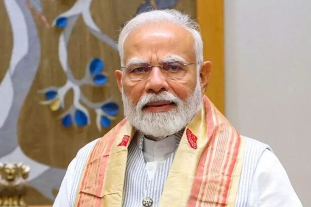 प्रधानमंत्री नरेंद्र मोदी वाराणसी से चार नई वंदे भारत एक्सप्रेस ट्रेनों को हरी झंडी दिखाते हुए बनारस-खजुराहो, लखनऊ-सहारनपुर, फिरोजपुर-दिल्ली और एर्नाकुलम-बेंगलुरू रूट पर देशभर में तेज़ और आधुनिक रेल कनेक्टिविटी की शुरुआत।