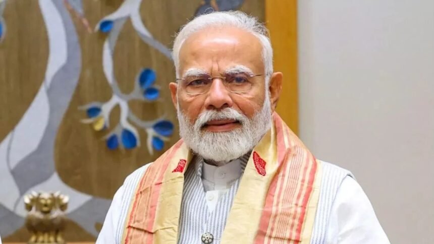 प्रधानमंत्री नरेंद्र मोदी वाराणसी से चार नई वंदे भारत एक्सप्रेस ट्रेनों को हरी झंडी दिखाते हुए बनारस-खजुराहो, लखनऊ-सहारनपुर, फिरोजपुर-दिल्ली और एर्नाकुलम-बेंगलुरू रूट पर देशभर में तेज़ और आधुनिक रेल कनेक्टिविटी की शुरुआत।