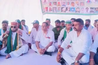 आगरा में बैनई पैंठ को बचाने के लिए किसानों की महापंचायत, भाकियू भानू के बैनर तले किसान नेताओं का विरोध प्रदर्शन और एकजुटता का आह्वान।