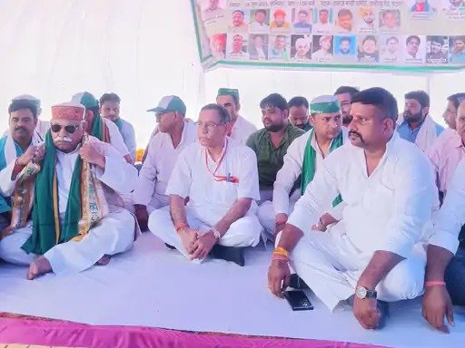 आगरा में बैनई पैंठ को बचाने के लिए किसानों की महापंचायत, भाकियू भानू के बैनर तले किसान नेताओं का विरोध प्रदर्शन और एकजुटता का आह्वान।