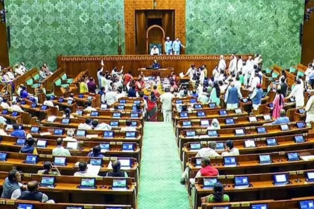 भारत की राष्ट्रपति द्रौपदी मुर्मू ने संसद का शीतकालीन सत्र 1 दिसंबर 2025 से 19 दिसंबर 2025 तक बुलाने की मंजूरी दी, संसदीय कार्य मंत्री किरेन रिजिजू जानकारी देते हुए।