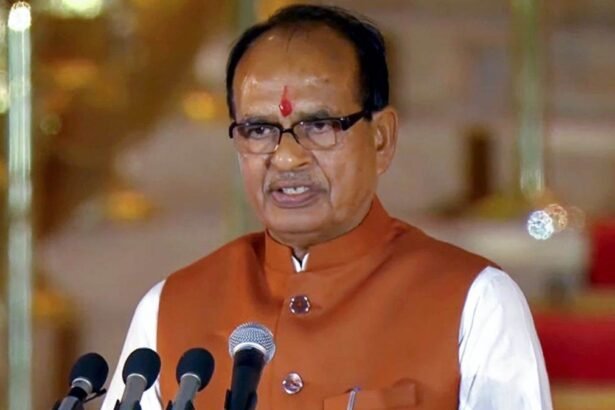 केंद्रीय कृषि मंत्री शिवराज सिंह चौहान ओडिशा में मंडिया दिवस कार्यक्रम में किसानों को संबोधित करते हुए। मंच पर अतिथि, मिलेट्स से जुड़े बैनर और उपस्थित किसान दिखाई दे रहे हैं।