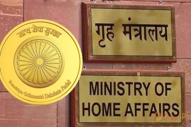 गृह मंत्रालय और कुकी-जो सशस्त्र समूहों के प्रतिनिधि दिल्ली में वार्ता के दौरान बैठक करते हुए। टेबल पर दोनों पक्षों के अधिकारी, दस्तावेज़ और भारत सरकार का प्रतीक चिह्न दिखाई दे रहा है।