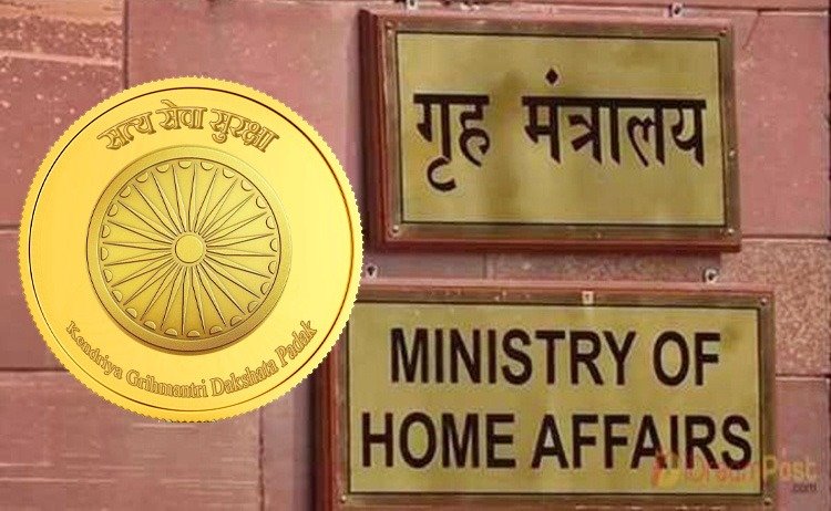 गृह मंत्रालय और कुकी-जो सशस्त्र समूहों के प्रतिनिधि दिल्ली में वार्ता के दौरान बैठक करते हुए। टेबल पर दोनों पक्षों के अधिकारी, दस्तावेज़ और भारत सरकार का प्रतीक चिह्न दिखाई दे रहा है।