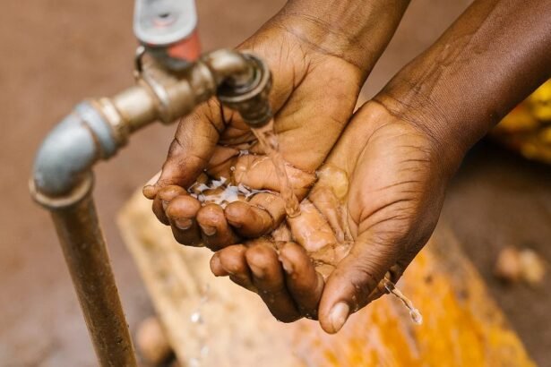 ईरान की राजधानी तेहरान का सूखा पड़ा अमीर कबीर बांध, फटी जमीन और खाली जलाशय। पृष्ठभूमि में जल संकट से जूझते लोग पानी के बर्तनों के साथ दिखाई दे रहे हैं।