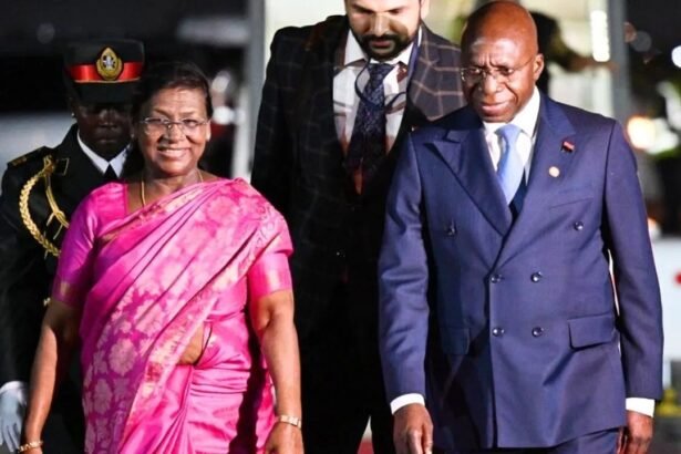 भारत की राष्ट्रपति द्रौपदी मुर्मु अंगोला के राष्ट्रपति जोआओ मैनुअल गोंजाल्विस लौरेंको के साथ लुआंडा में द्विपक्षीय बैठक करती हुई।