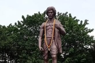 धरती आबा भगवान बिरसा मुंडा की 150वीं जयंती पर मुंबई में आयोजित राष्ट्रीय जनजातीय चित्रकला प्रदर्शनी ‘आदि चित्र’ का शुभारंभ।