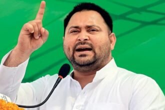 तेजस्वी यादव पटना में प्रेस कॉन्फ्रेंस के दौरान चुनाव आयोग और केंद्र सरकार पर निशाना साधते हुए।