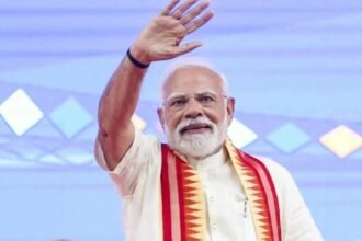 पीएम नरेंद्र मोदी भूटान दौरे पर थिम्पू एयरपोर्ट पर भूटानी अधिकारियों और बच्चों द्वारा स्वागत किए जाते हुए, दिल्ली ब्लास्ट पर चिंता व्यक्त करते हुए।