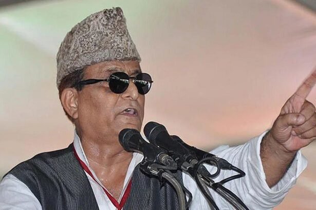 आजम खान अदालत में पेश होते हुए, हेट स्पीच मामले में बरी होने के बाद खुश नजर आ रहे हैं।