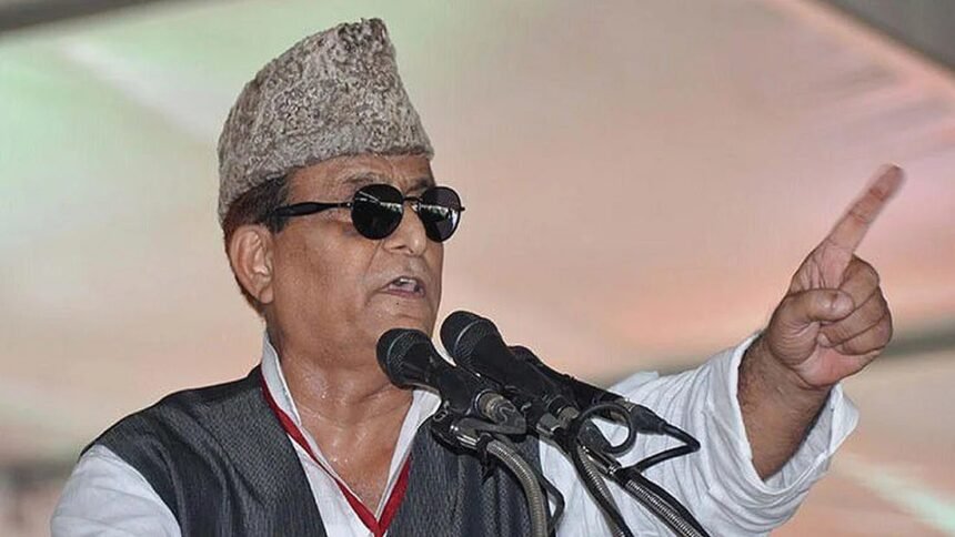 आजम खान अदालत में पेश होते हुए, हेट स्पीच मामले में बरी होने के बाद खुश नजर आ रहे हैं।