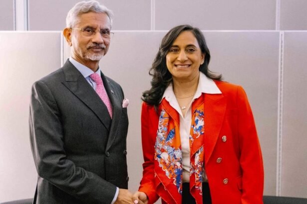 विदेश मंत्री डॉ. एस. जयशंकर कनाडा में जी-7 बैठक के दौरान विभिन्न देशों के विदेश मंत्रियों से मुलाकात करते हुए, द्विपक्षीय सहयोग और वैश्विक साझेदारी पर चर्चा करते हुए।