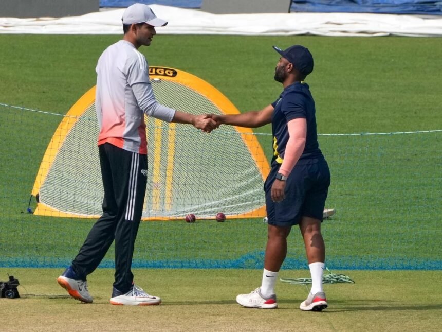 भारत बनाम साउथ अफ्रीका टेस्ट मैच का दृश्य, जसप्रीत बुमराह गेंदबाजी करते हुए, ईडन गार्डन्स कोलकाता में मैच का पहला दिन।