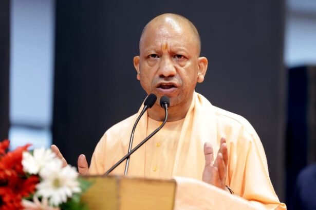 उत्तर प्रदेश के मुख्यमंत्री योगी आदित्यनाथ आईटी-इलेक्ट्रॉनिक्स विभाग की समीक्षा बैठक में, स्टार्टअप और निवेश को बढ़ावा देने की योजना पर चर्चा करते हुए।