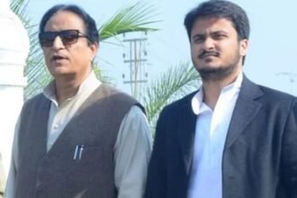 रामपुर कोर्ट में आजम खां और उनके बेटे अब्दुल्ला आजम को दो पैन कार्ड मामले में दोषी ठहराए जाने के बाद पुलिस कस्टडी में ले जाती हुई। कोर्ट परिसर में सुरक्षा के कड़े इंतजाम हैं और भाजपा विधायक आकाश सक्सेना अदालत में मौजूद हैं।