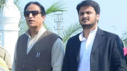 रामपुर कोर्ट में आजम खां और उनके बेटे अब्दुल्ला आजम को दो पैन कार्ड मामले में दोषी ठहराए जाने के बाद पुलिस कस्टडी में ले जाती हुई। कोर्ट परिसर में सुरक्षा के कड़े इंतजाम हैं और भाजपा विधायक आकाश सक्सेना अदालत में मौजूद हैं।