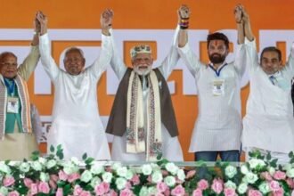 बिहार की नई एनडीए सरकार के गठन की तैयारियाँ, जिसमें मुख्यमंत्री नीतीश कुमार 20 नवंबर को शपथ लेंगे और भाजपा–जदयू के 16–16 मंत्रियों सहित लोजपा, हम और राष्ट्रीय लोक मोर्चा के नेताओं को भी कैबिनेट में स्थान मिलने की खबर दर्शाती छवि।