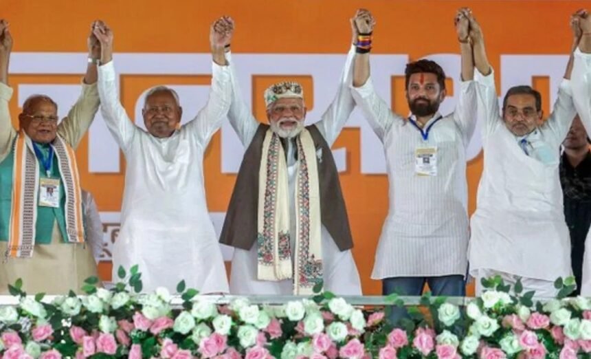 बिहार की नई एनडीए सरकार के गठन की तैयारियाँ, जिसमें मुख्यमंत्री नीतीश कुमार 20 नवंबर को शपथ लेंगे और भाजपा–जदयू के 16–16 मंत्रियों सहित लोजपा, हम और राष्ट्रीय लोक मोर्चा के नेताओं को भी कैबिनेट में स्थान मिलने की खबर दर्शाती छवि।