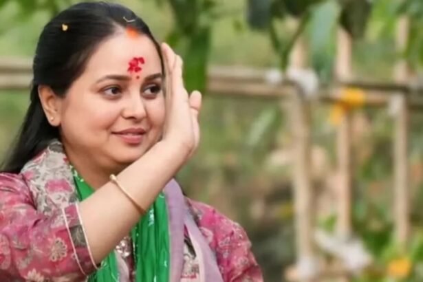 बिहार चुनाव के बाद लालू परिवार में राजनीतिक और पारिवारिक विवाद, रोहिणी आचार्य राबड़ी आवास छोड़ते हुए मीडिया से बातचीत करती हुई।