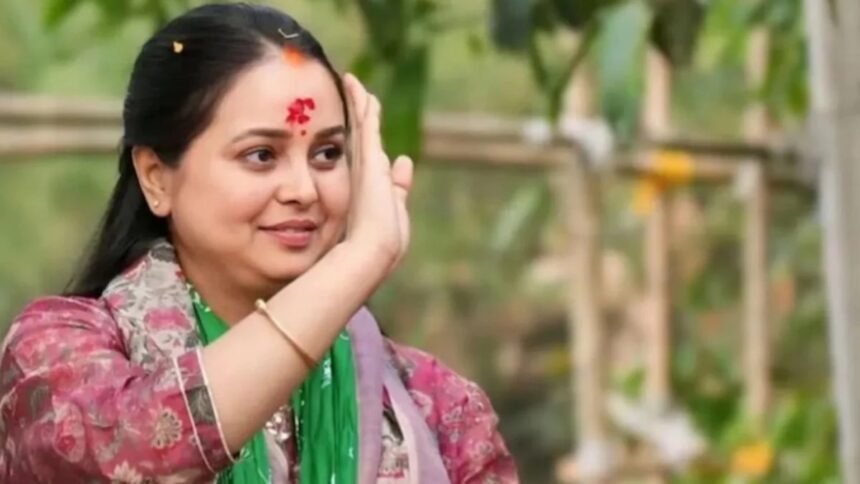 बिहार चुनाव के बाद लालू परिवार में राजनीतिक और पारिवारिक विवाद, रोहिणी आचार्य राबड़ी आवास छोड़ते हुए मीडिया से बातचीत करती हुई।