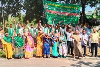 अवध विहार योजना में 21 नवंबर से किसानों का धरना प्रदर्शन, BKU अवध के नेता राजू गुप्ता और अन्य पदाधिकारी उपस्थित