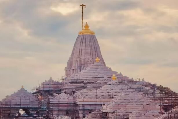 अयोध्या के श्रीराम मंदिर में ध्वजारोहण के लिए तैयार किए गए ध्वज का परीक्षण करते अधिकारी, प्रधानमंत्री नरेंद्र मोदी के आगमन से पहले अंतिम तैयारी।