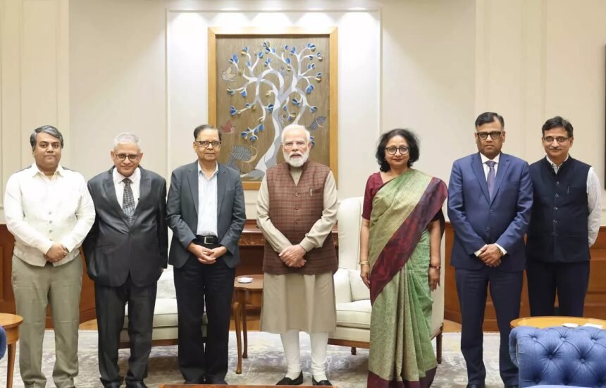 प्रधानमंत्री नरेंद्र मोदी से मिलते 16वें वित्त आयोग के सदस्य, कर वितरण और अनुदान पर आधारित रिपोर्ट प्रस्तुत करते हुए।