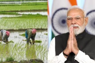 प्रधानमंत्री नरेंद्र मोदी कोयंबटूर में प्राकृतिक खेती के कार्यक्रम में भाषण देते हुए, साथ में किसान और वैज्ञानिक