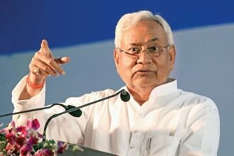 नीतीश कुमार राज्यपाल से मिलकर मुख्यमंत्री पद से इस्तीफा देते हुए।