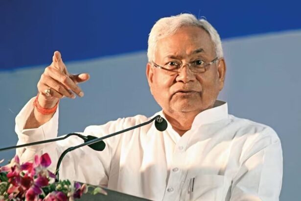 नीतीश कुमार राज्यपाल से मिलकर मुख्यमंत्री पद से इस्तीफा देते हुए।