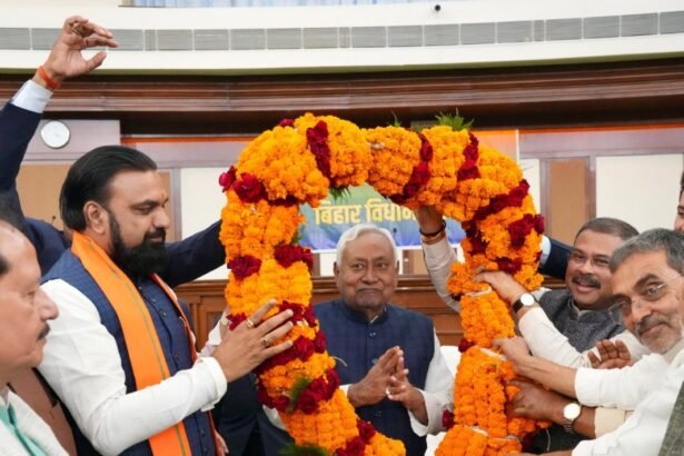 नीतीश कुमार बिहार के मुख्यमंत्री पद की शपथ लेने के लिए राजभवन में राज्यपाल से मिलते हुए