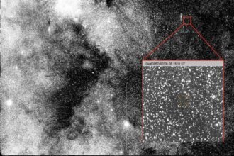 कॉमेट 3I/ATLAS मंगल ग्रह के पास से गुजरते हुए, इसके बर्फीले कोर और चारों ओर फैले धूल और गैस के कोमा के साथ-