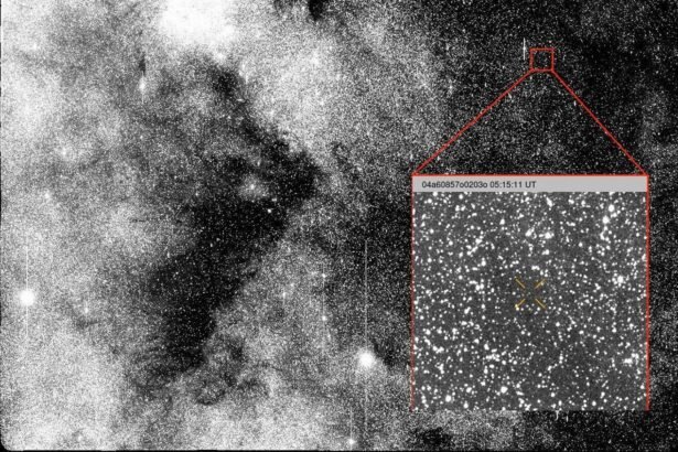 कॉमेट 3I/ATLAS मंगल ग्रह के पास से गुजरते हुए, इसके बर्फीले कोर और चारों ओर फैले धूल और गैस के कोमा के साथ-