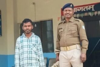 गढ़वा में सास पर जानलेवा हमला करने वाले दामाद को गिरफ्तार करते हुए पुलिस।