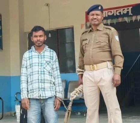 गढ़वा में सास पर जानलेवा हमला करने वाले दामाद को गिरफ्तार करते हुए पुलिस।