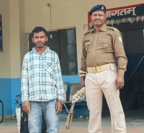 गढ़वा में सास पर जानलेवा हमला करने वाले दामाद को गिरफ्तार करते हुए पुलिस।