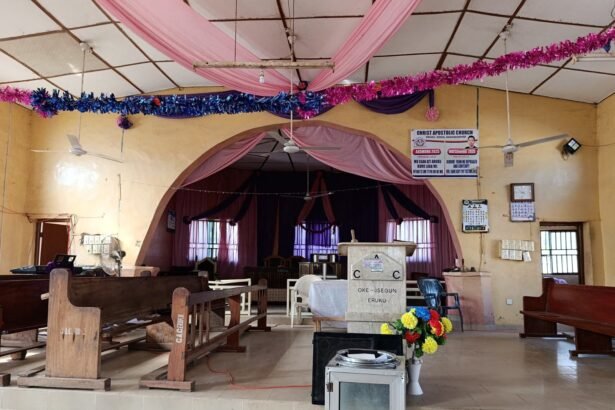 नाइजीरिया के क्वारा राज्य में एक चर्च पर हुए हमले के बाद मौके पर मौजूद पुलिस और स्थानीय लोग, चर्च परिसर के आसपास तनावपूर्ण माहौल।