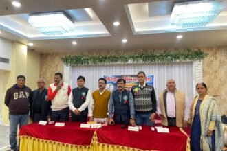 वाराणसी में राज इंग्लिश स्कूल और राज स्पोर्ट्स एकेडमी द्वारा आयोजित चिल्ड्रेन प्रीमियम लीग की प्रेस वार्ता में आयोजक, अतिथि और टीम मालिक मंच पर बैठे हुए।