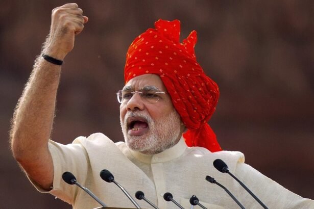 प्रधानमंत्री नरेंद्र मोदी दक्षिण अफ्रीका की यात्रा पर रवाना होते हुए विमान की सीढ़ियों से हाथ हिलाते हुए।