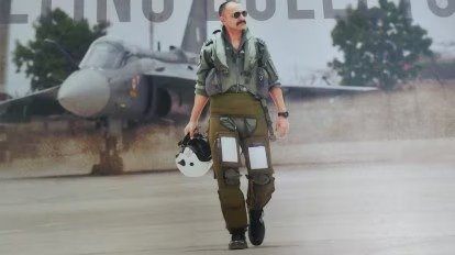 दुबई एयर शो में दुर्घटनाग्रस्त विमान और शहीद विंग कमांडर स्याल के सम्मान में खड़े लोग