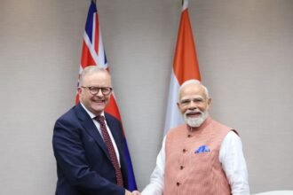 G20 जोहान्सबर्ग में पीएम नरेंद्र मोदी और ऑस्ट्रेलियाई पीएम एंथनी एल्बानेज़ द्विपक्षीय बैठक में एक साथ चर्चा करते हुए।