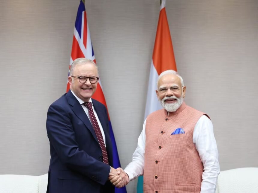 G20 जोहान्सबर्ग में पीएम नरेंद्र मोदी और ऑस्ट्रेलियाई पीएम एंथनी एल्बानेज़ द्विपक्षीय बैठक में एक साथ चर्चा करते हुए।