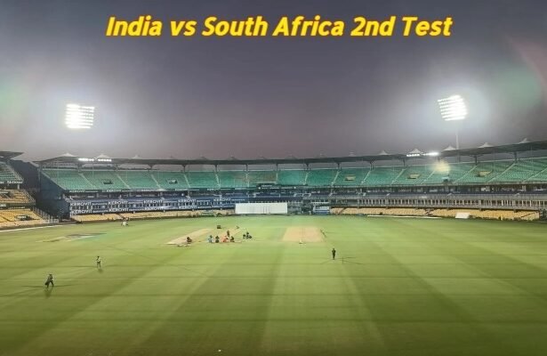 गुवाहाटी टेस्ट में जसप्रीत बुमराह गेंदबाजी करते हुए, जबकि साउथ अफ्रीका के बल्लेबाज टेम्बा बावुमा और ट्रिस्टन स्टब्स बल्लेबाजी कर रहे हैं।